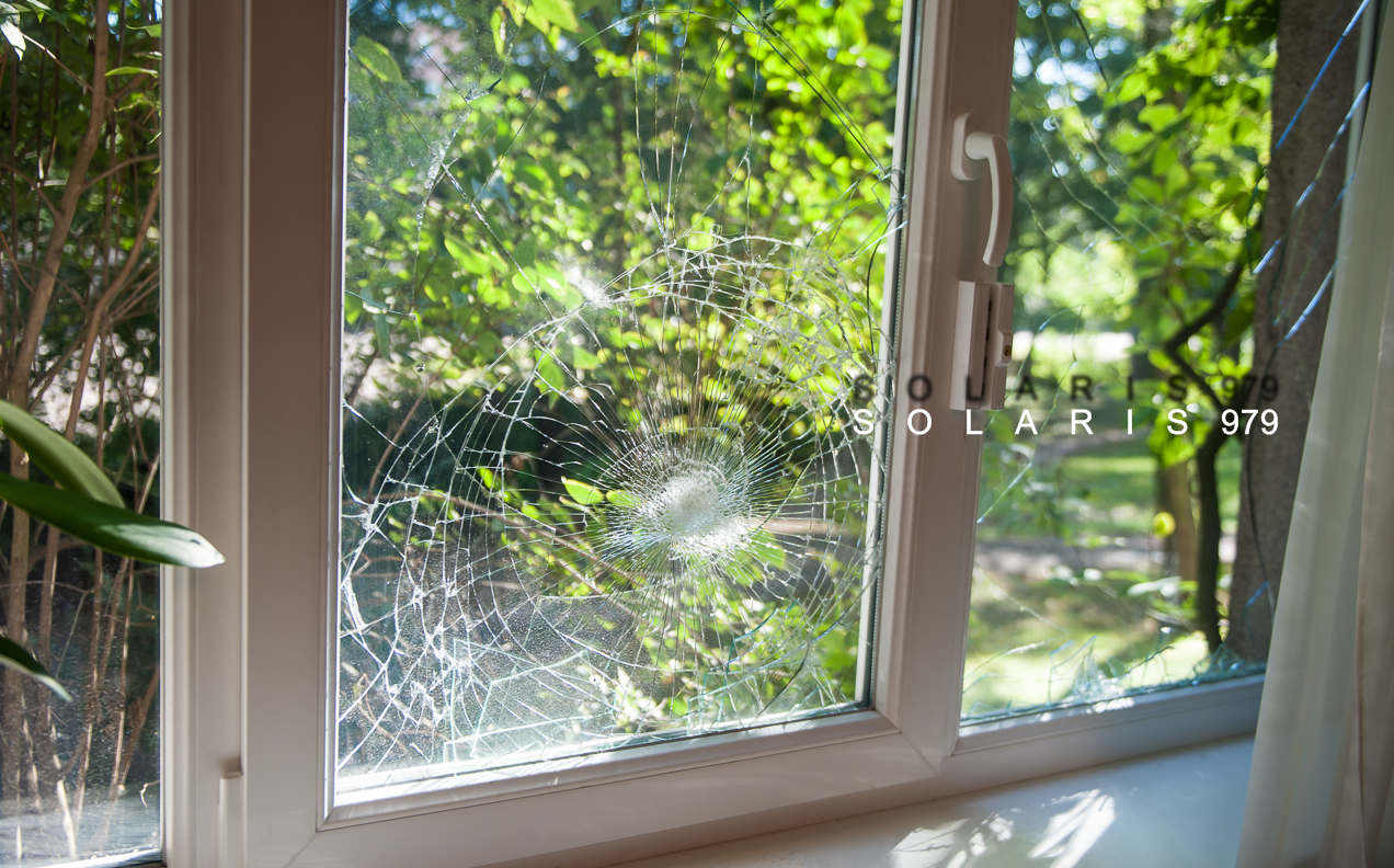 Krossat fönsterglas som hålls ihop av skyddsfilm