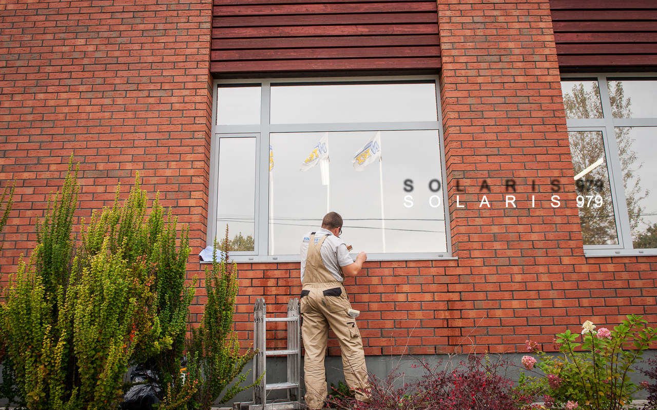 Solfilm Omega 30 Ex på fönster – dämpat solljus inomhus